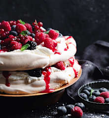 Pavlova-Torte mit gemischten Beeren