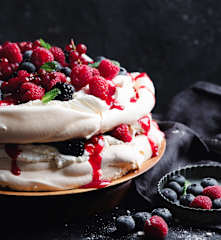 Pavlova ai frutti di bosco