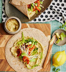 Garnelen-Fajitas mit Joghurt-Guacamole und Sprossen