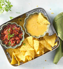 Vegane Käsedipsauce und Tomatensalsa mit Nachos