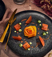 Gin-Tonic-Saibling mit gehobelter Feldfrucht und Petersilien-Mayonnaise