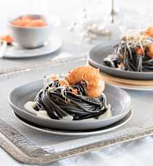 Czarny makaron z krewetkami i sosem parmezanowym