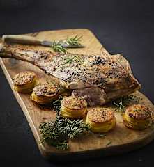 Spalla di agnello arrosto con millefoglie di patate