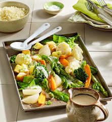 Gemüseplatte mit heller Sauce