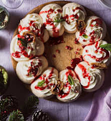 Guirnalda de pavlova con coulis de frambuesa