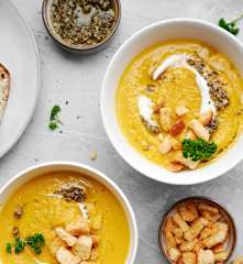 Crema di carote e sedano con olio alle erbe