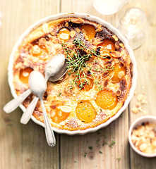 Clafoutis abricot, chèvre et amandes