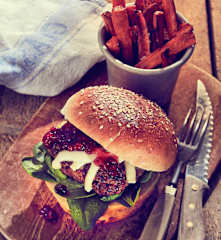 Brioche-Burger mit Camembert und Preiselbeeren