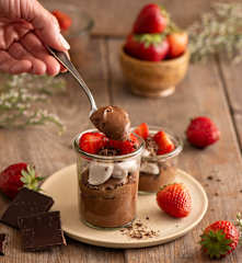 Mus czekoladowy z kawą zbożową i truskawkami (bez laktozy)