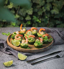 Ogórkowe kąski z guacamole i krewetkami