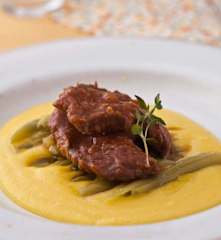 Bifinhos acebolados com cerveja, purê de mandioquinha e vagem ao vapor