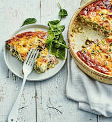 Clafoutis salé aux fèves, bacon et feta