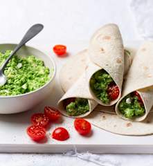 Wrapy z pastą z groszku i fety i pomidorkami