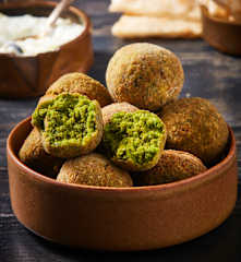 Falafele z łodygami natki pietruszki i kolendry