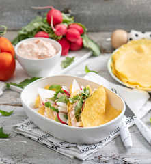 Naleśniki kukurydziane z twarożkiem pomidorowym