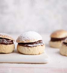 Bollos de nata con crema de avellana