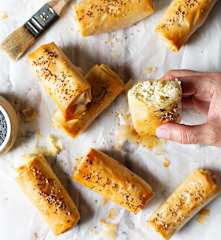 Cilindros de pasta filo rellenos de queso y ras el hanut