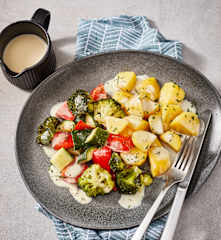 Ziemniaki z warzywami i sosem serowym