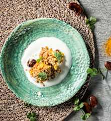 Bohnenauflauf mit Dukkha-Kruste und Limettenjoghurt