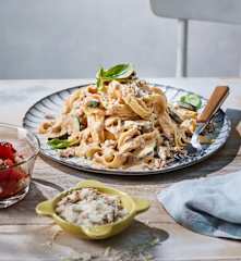 Nudeln mit Zucchini-Ricotta-Sauce