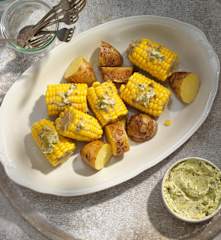 Kukuruz mit Zitronen-Kapern-Butter und Erdäpfeln