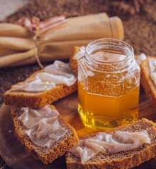 Crostini di pane alle castagne e noci con lardo e miele