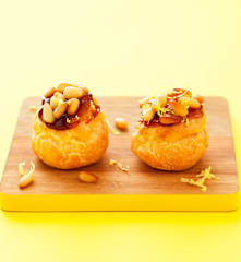 Bignè alla crema al limone con pinoli e caramello