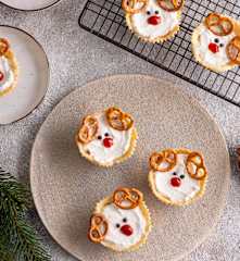 Tartaletki reniferki z łososiem i serkiem z ricotty