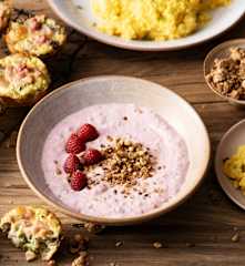 Brunch tedesco (muffin salati, uova strapazzate, granola e yogurt)