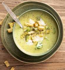 Crema de brócoli con gorgonzola y picatostes crujientes
