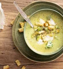 Brokkoli-Käse-Suppe mit Croûtons