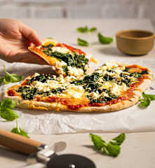 Pizza ze szpinakiem i owczym serem