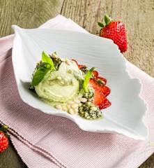 Basilikumeis mit Erdbeercarpaccio und süßem Pesto