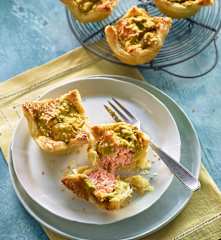Muffin di sfoglia con salmone e avocado