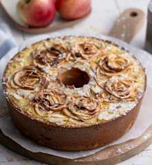 Tarta de queso con espirales de manzana