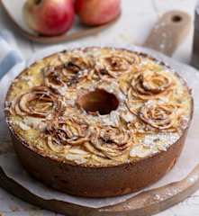 Tarta de queso con espirales de manzana