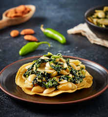Espinacas salteadas con almendras y chile verde