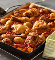 Hendl mit Erdäpfeln, Gemüse und Tomatensauce aus dem Backofen