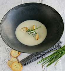 Κρεμώδης σούπα κουνουπιδιού με κενέλ γκοργκονζόλας