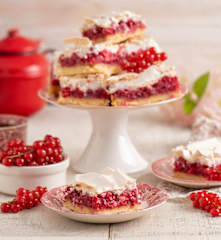 Kruche ciasto z porzeczkami i bezą