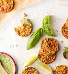 Galettes de légumes sans gluten et sauce au yaourt