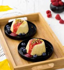 Gelato alla ricotta con mirtilli e coulis di lamponi