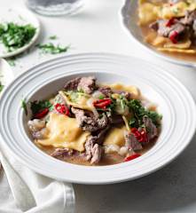 Ravioli con carne en caldo