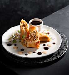 Minirollitos de langostinos con setas y salsa teriyaki