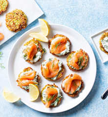 Tortitas de patatas con crema de hierbas y salmón ahumado