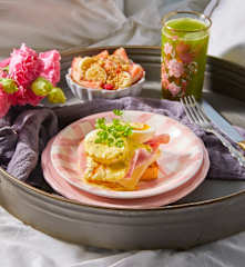 Desayuno en cama: Jugo, fruta y huevos benedictinos TM6