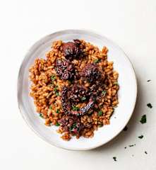 Pulpo con cebolla dorada y arroz en cocción lenta