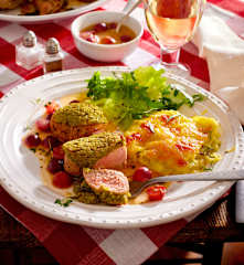 Schweinefilet mit Gorgonzolakruste und Kräutergratin