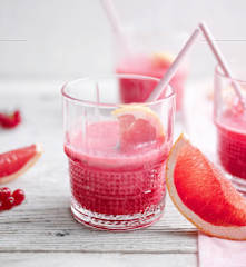 Suc roz de grapefruit și coacăze roșii