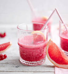 Napój z grejpfruta i czerwonej porzeczki